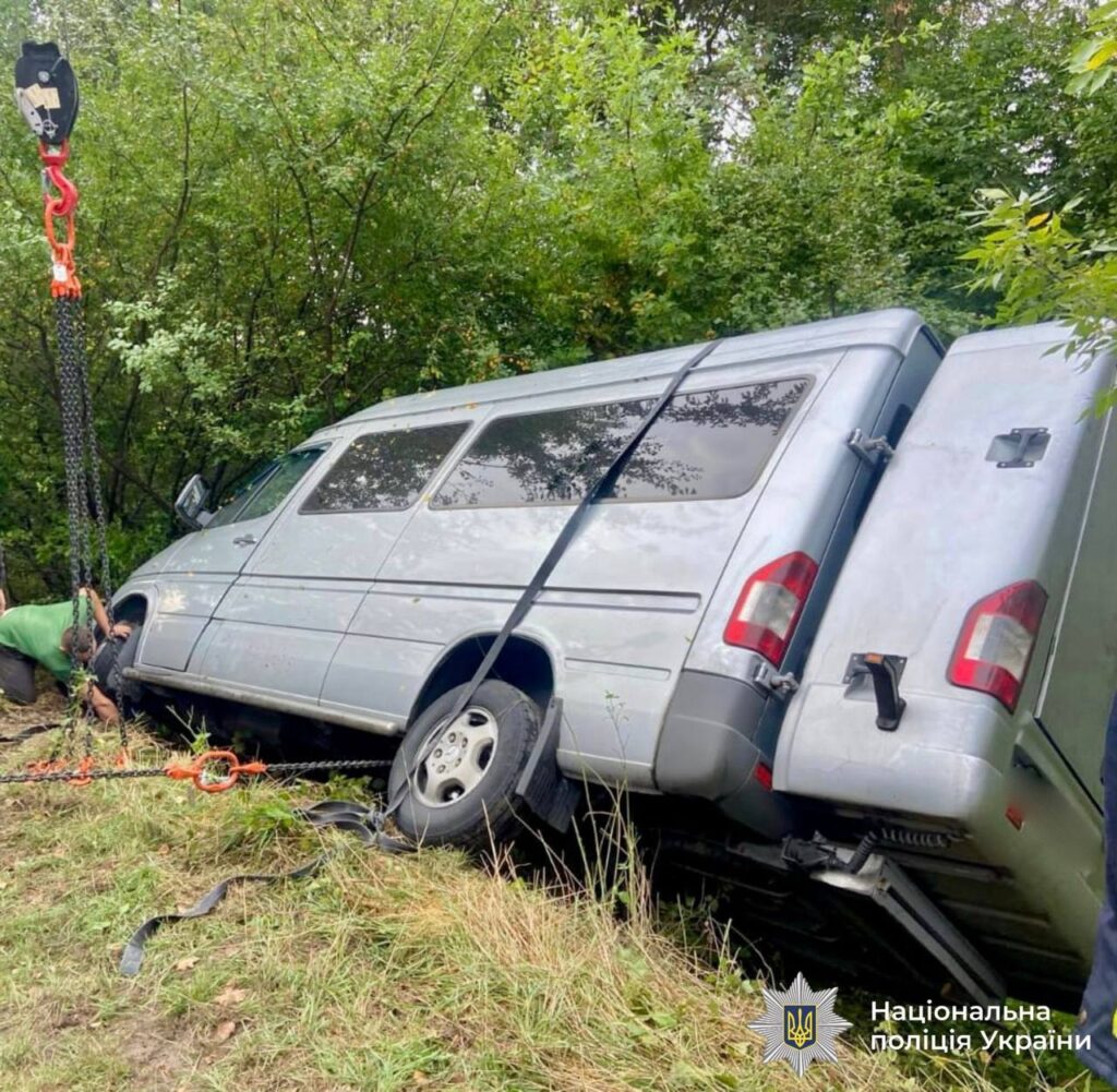 Автобус в лісі після аварії, натяжка шнурами