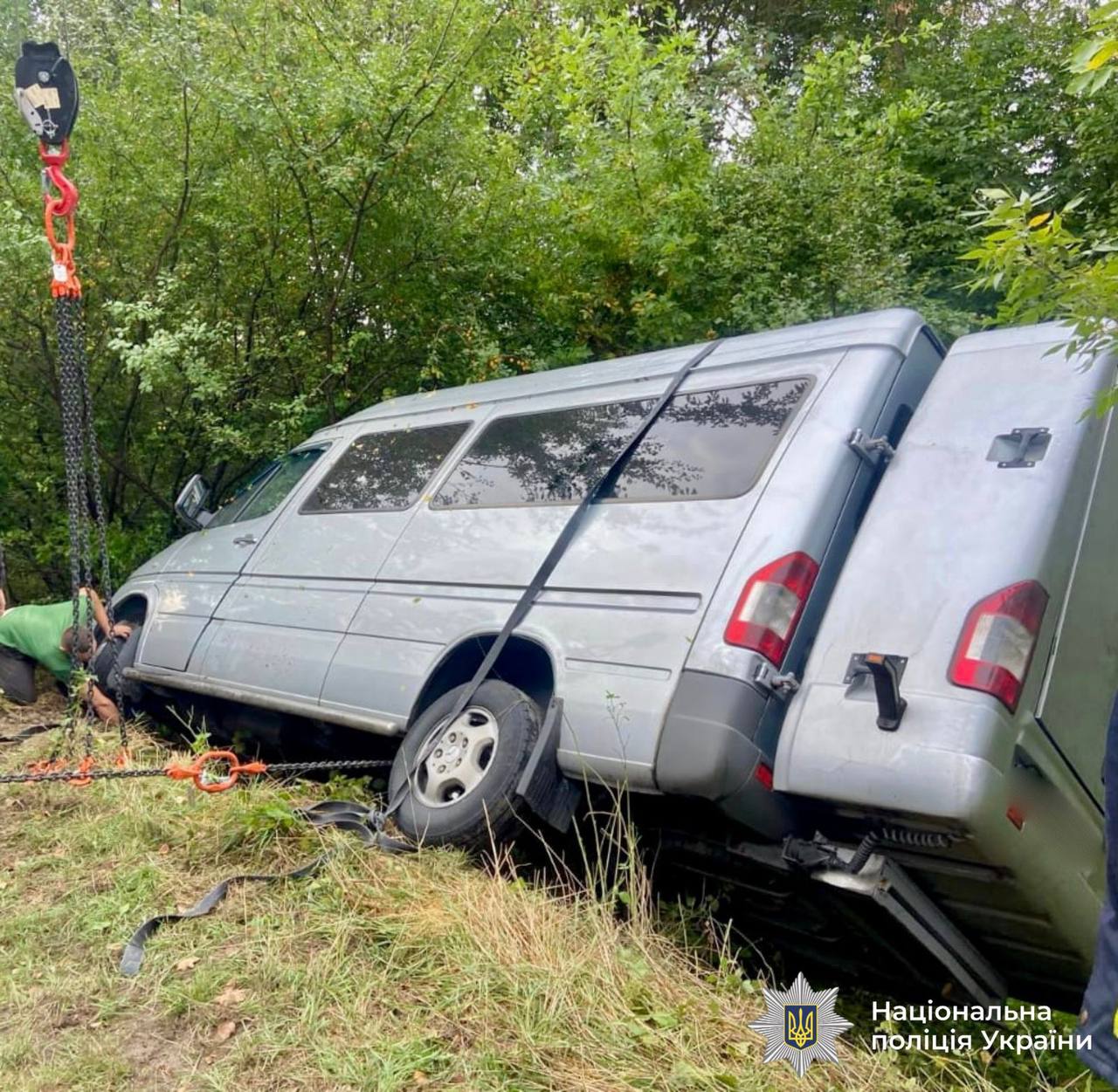 Автобус в лісі після аварії, натяжка шнурами