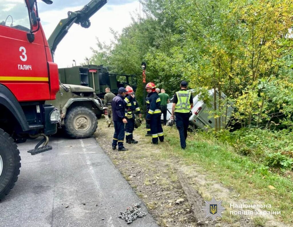 Рятувальники і поліція біля аварії на дорозі.