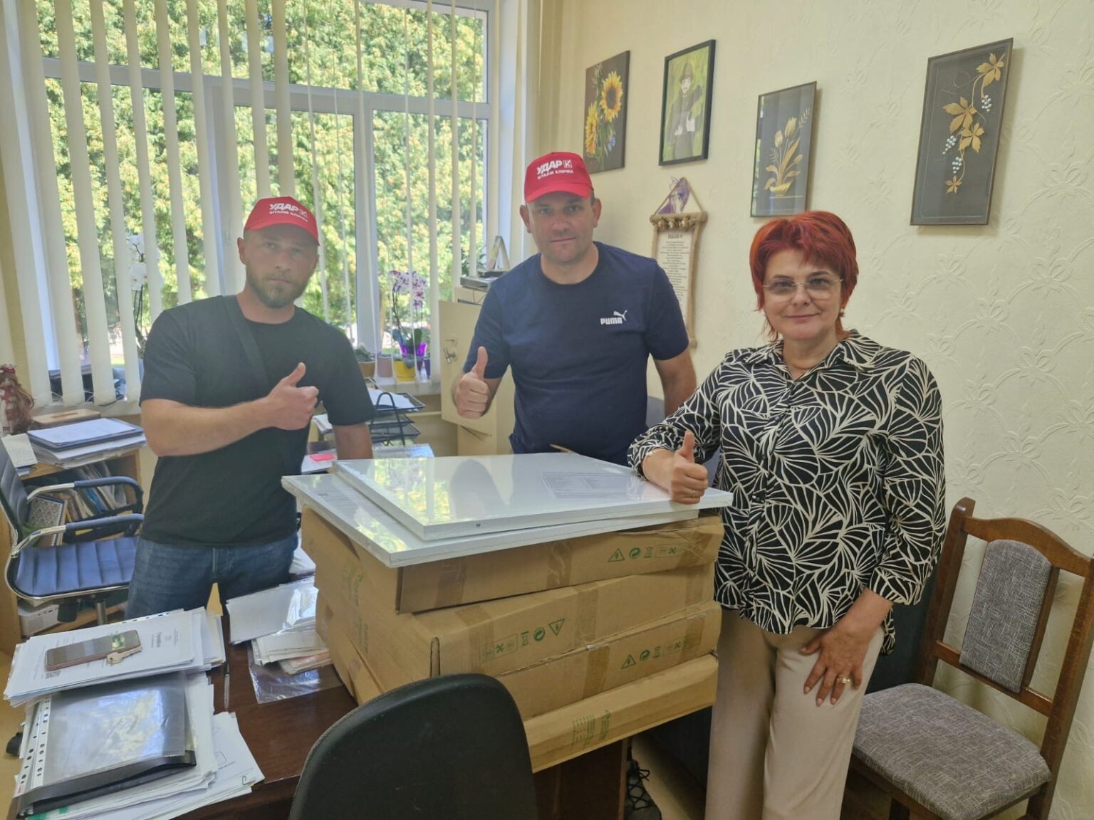 «Українська команда» Прикарпаття допомагає школам та військовим