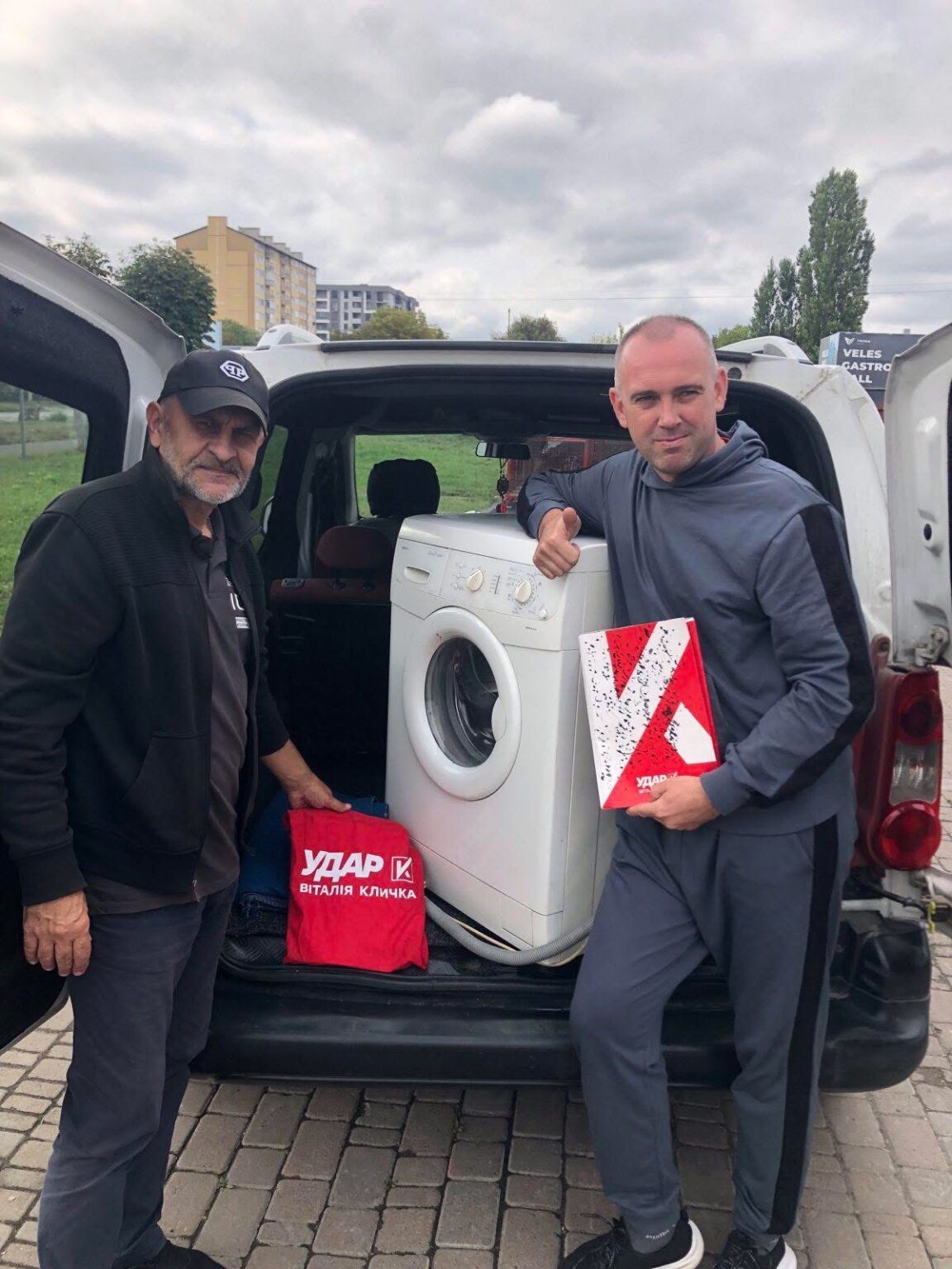 Волонтерський штаб «Українська команда» Прикарпаття провів благодійний ярмарок і передав допомогу для прифронтової лікарні