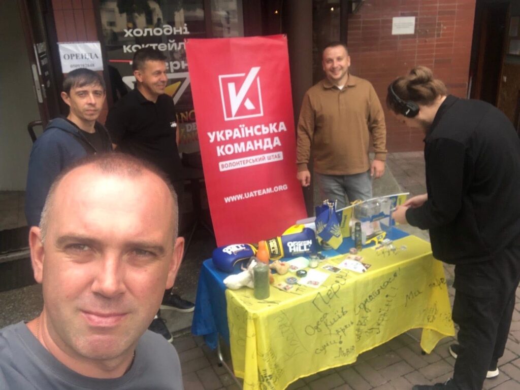Волонтери під банером Українська команда на заході