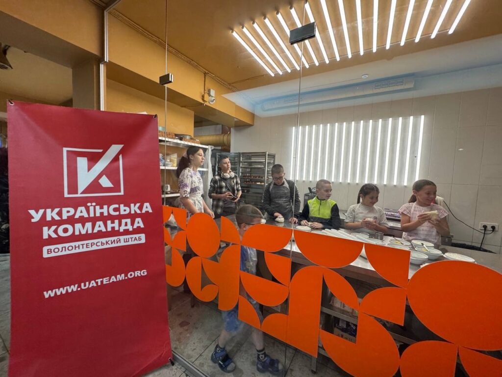 Діти на кулінарному майстер-класі волонтерського штабу.