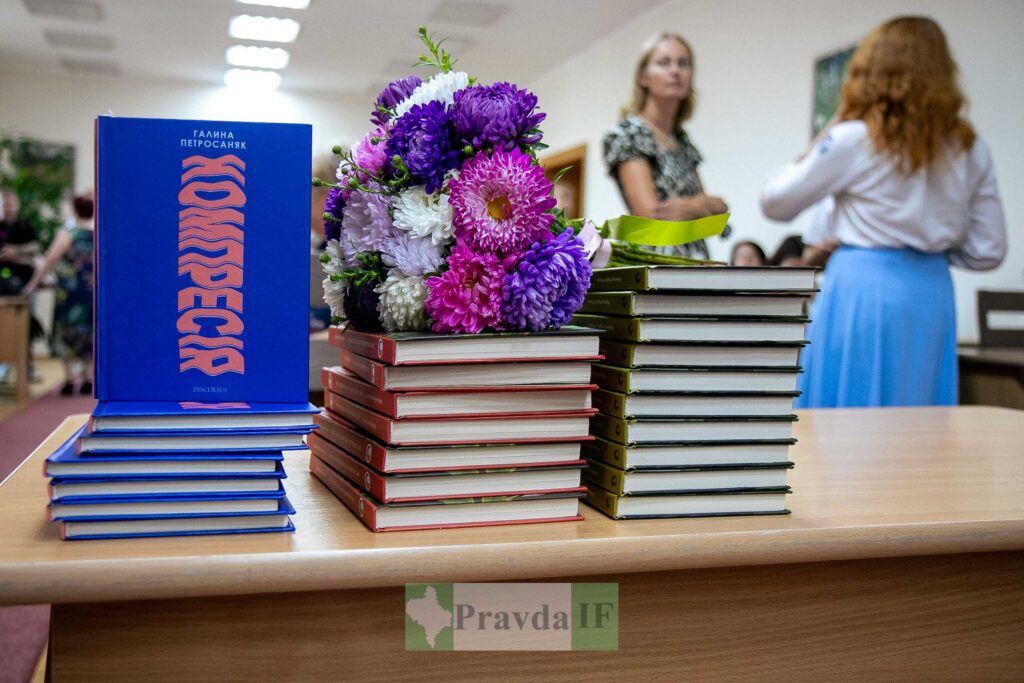 Книги та букет квітів на столі