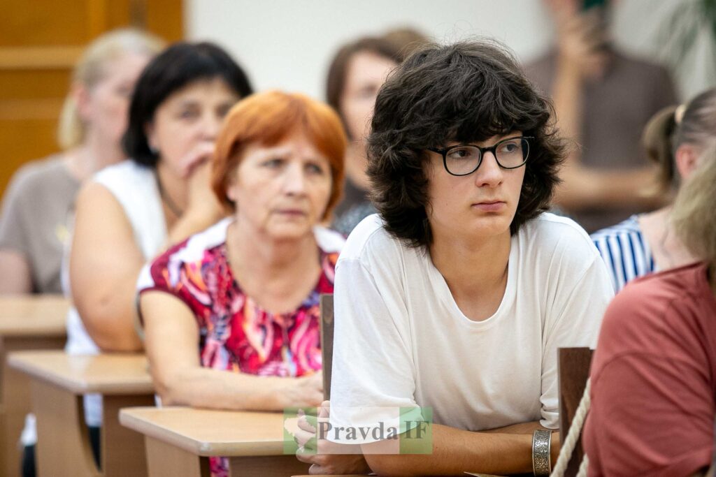 Чоловік в окулярах на лекції