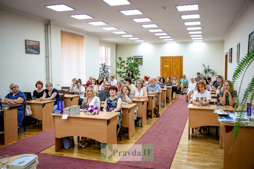 Люди на семінарі в конференц-залі