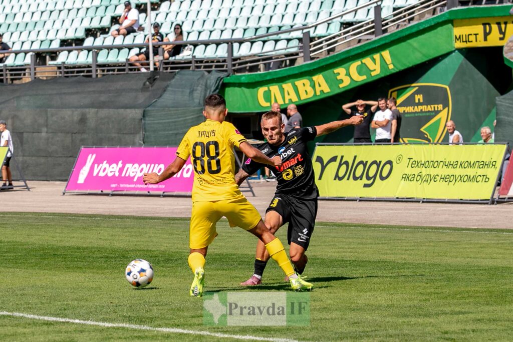Футбольний матч: гравці в жовтій та чорній формі