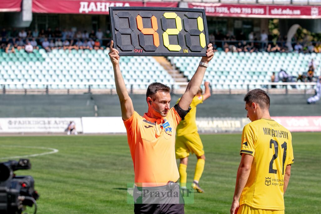 Арбітр показує заміну під час футбольного матчу.