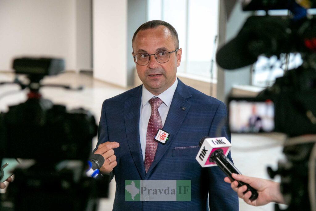 Чоловік в костюмі на пресконференції