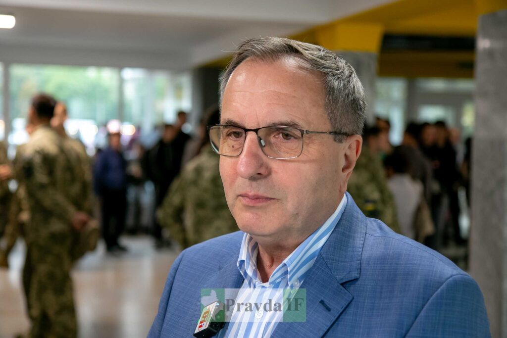 Чоловік у синьому піджаку на конференції