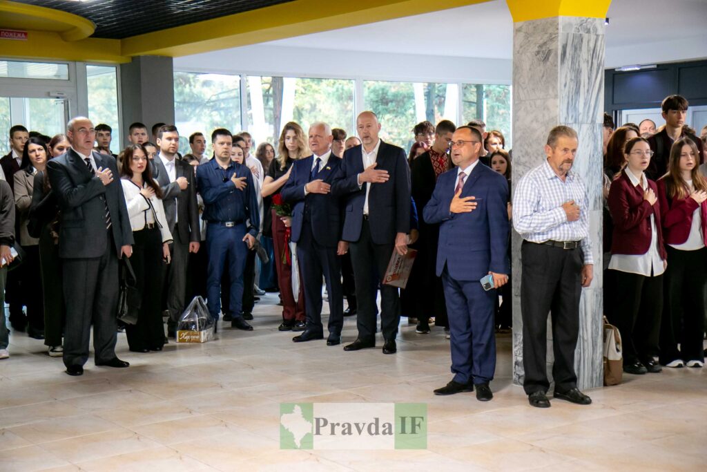 Група людей на офіційній урочистій події