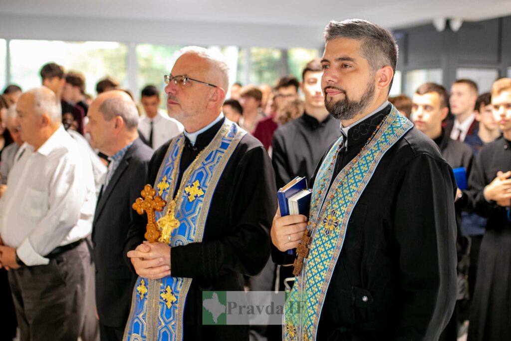 Священики в церкві під час служби