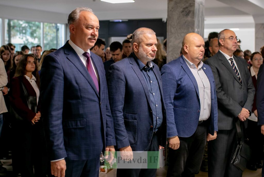 Група людей на офіційному заході в залі