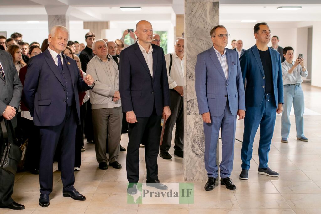 Четверо чоловіків у ділових костюмах на заході.