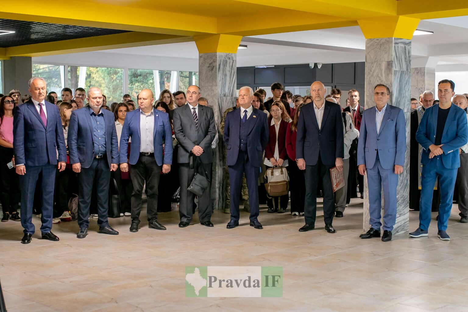 Люди стоять у приміщенні, групове фото.