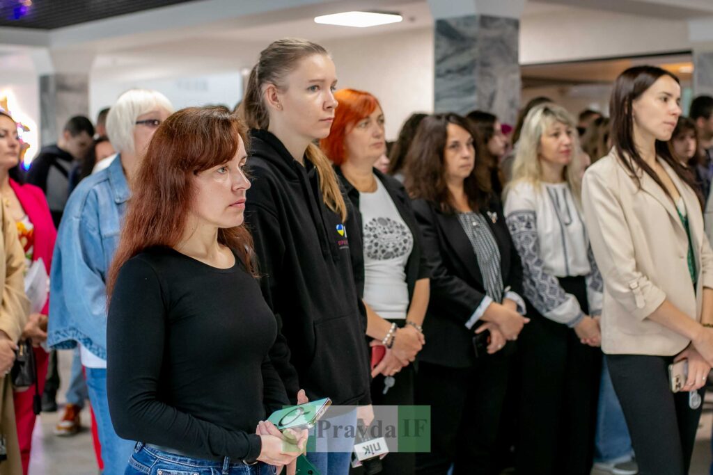 Група людей на публічному заході в приміщенні