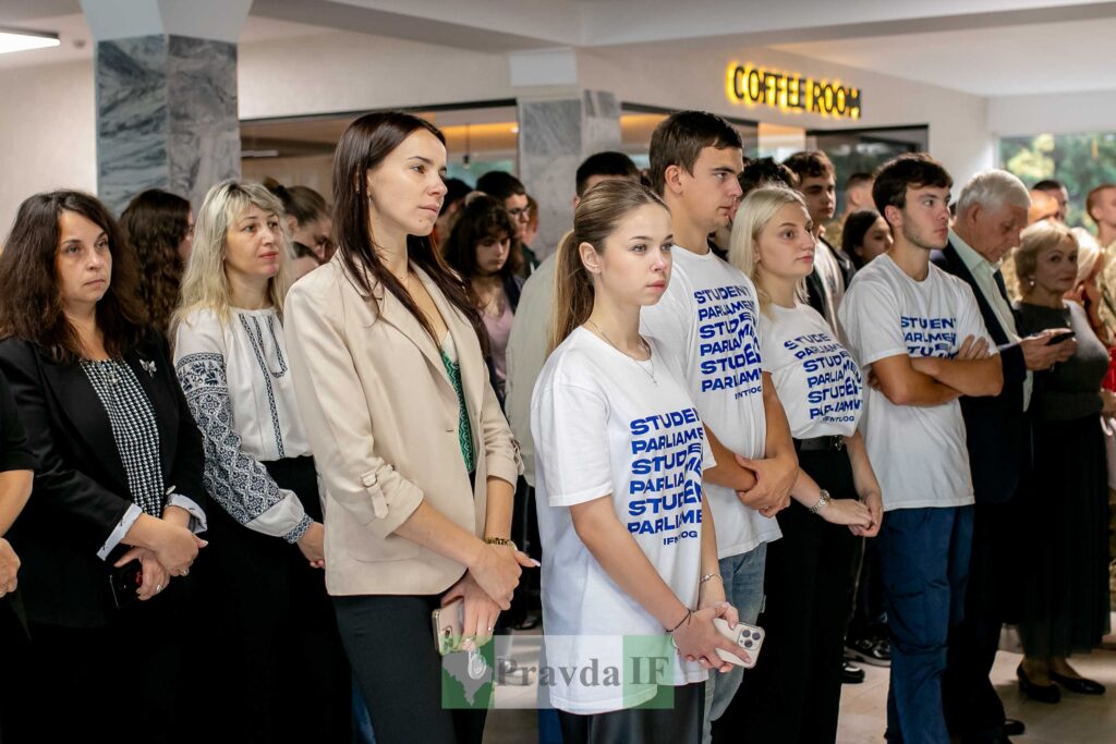 Група студентів на церемонії відкриття.