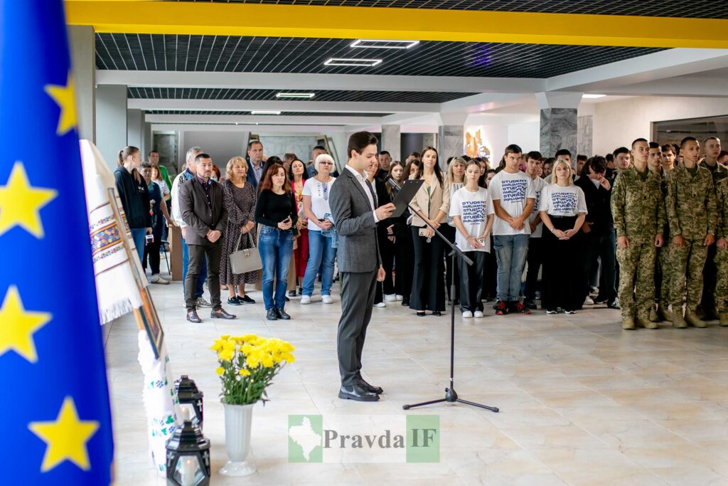 Урочистий захід з прапором ЄС та учасниками.