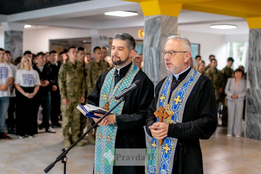 Священики на церковній службі перед людьми