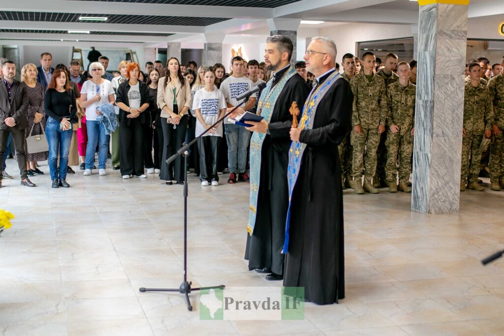 Священники та люди на церемонії в залі