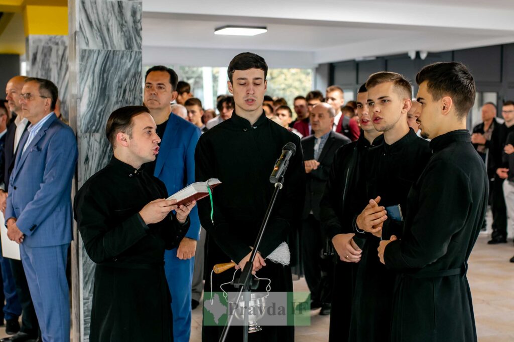 Чоловіки в чорних мантіях співають на церемонії
