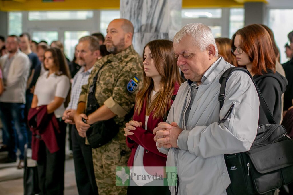 Люди моляться на зібранні у приміщенні