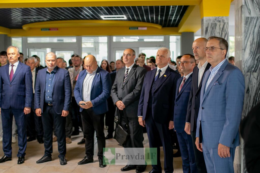 Ділова зустріч чоловіків у костюмах в приміщенні.