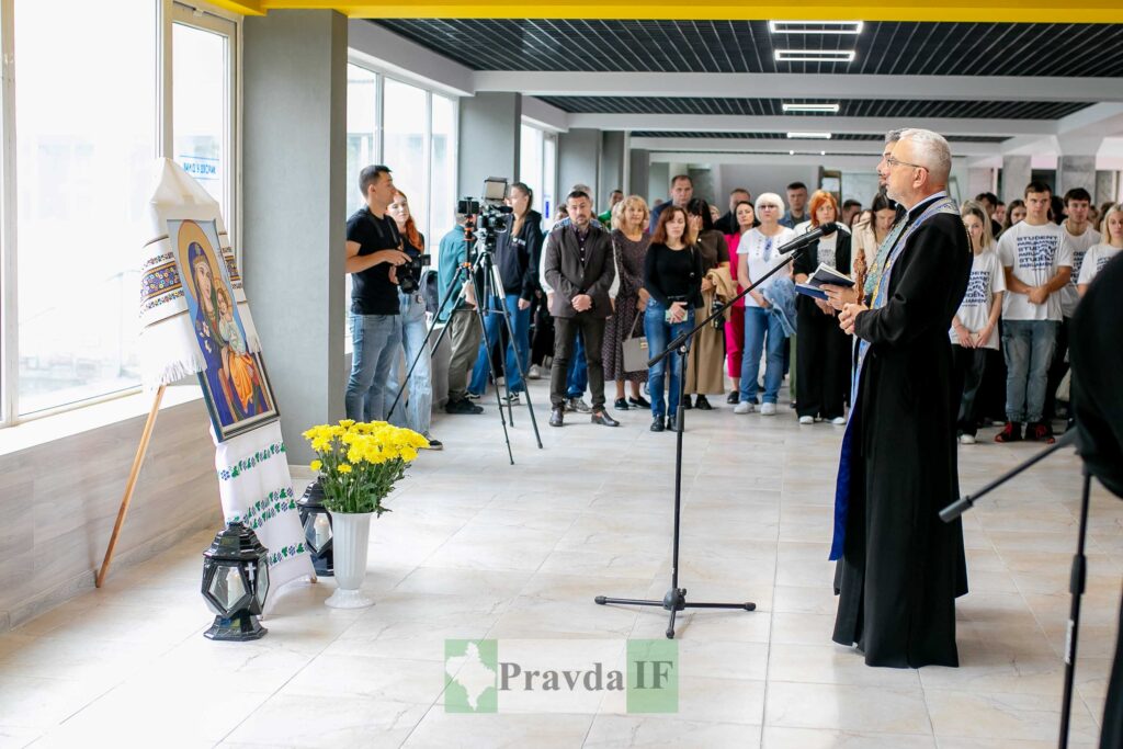 Церемонія благословення з священником