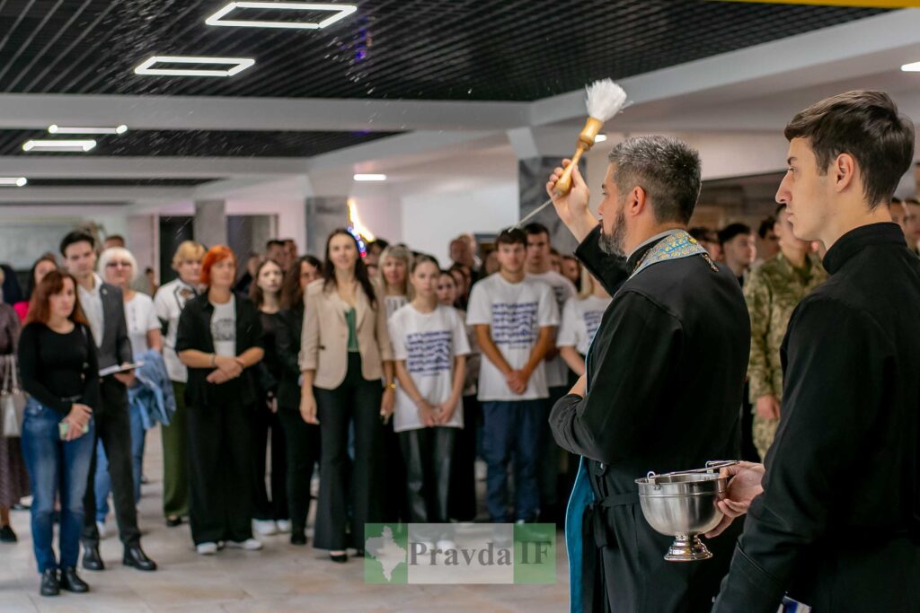 Освячення приміщення священником перед людьми