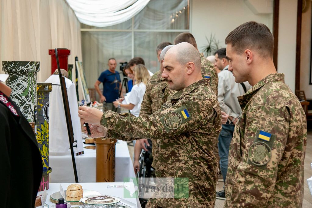 Військові на виставці мистецтва з арт-об’єктами