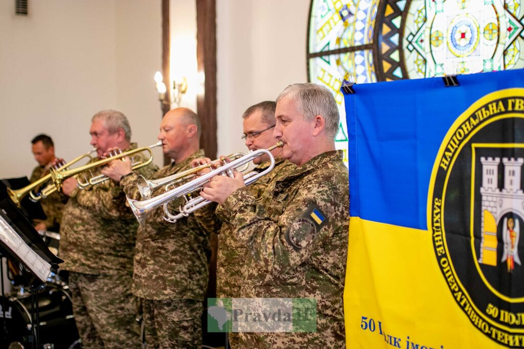 Оркестр військових виконує музику в церкві.