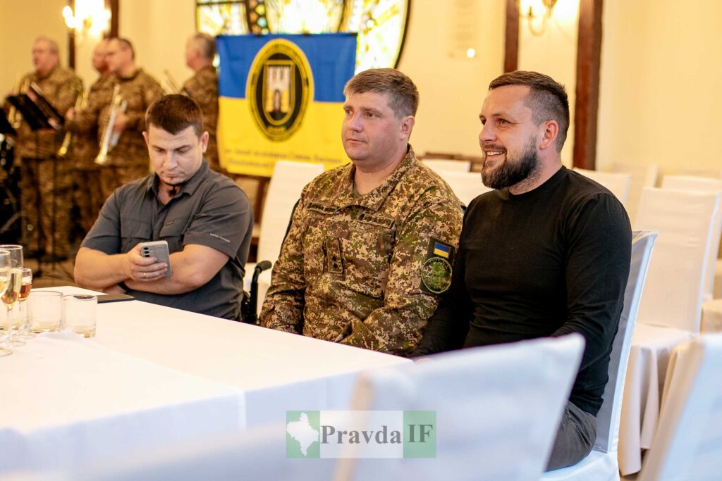 Військові на заході біля прапора України.