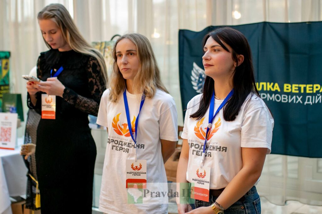Організатори події в білих футболках та бейджах