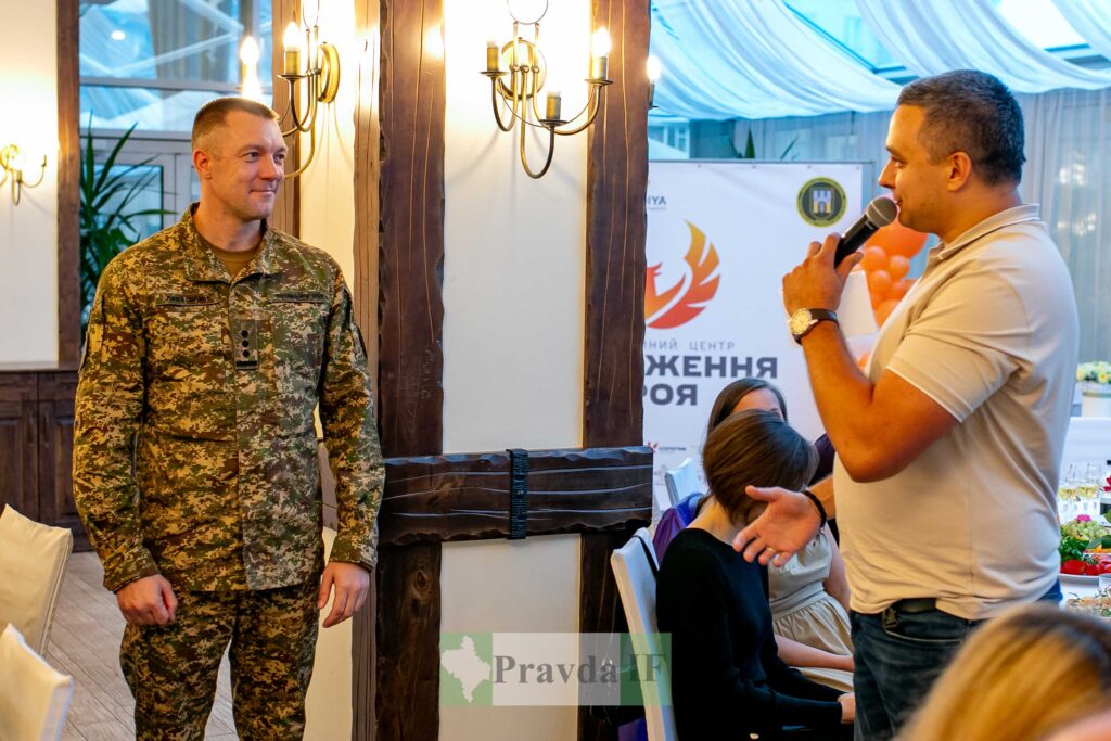 Люди говорять на заході з військовим.