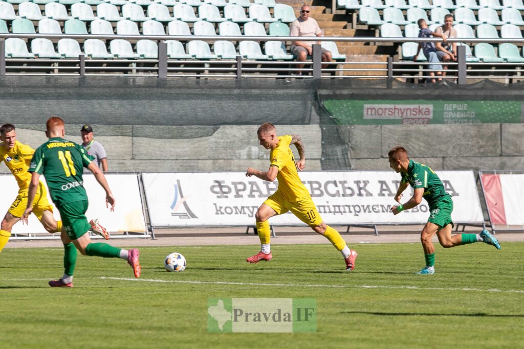 Футбольний матч, гравець у жовтій формі біжить