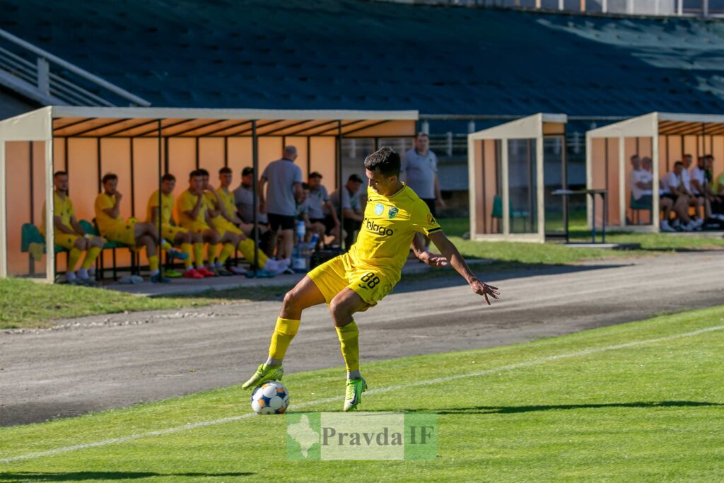 Футболіст в жовтій формі на полі