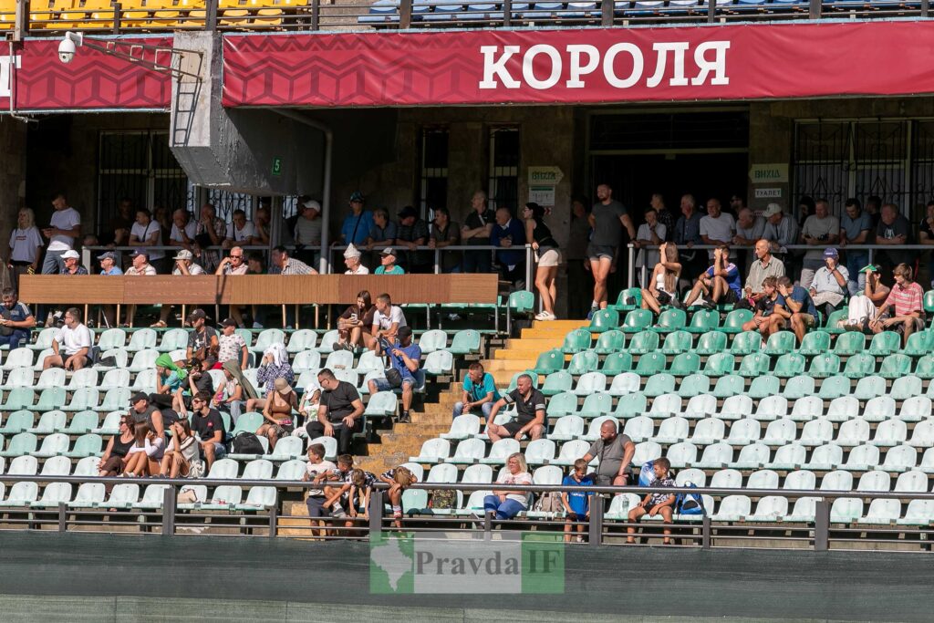 Вересневий день на стадіоні з глядачами