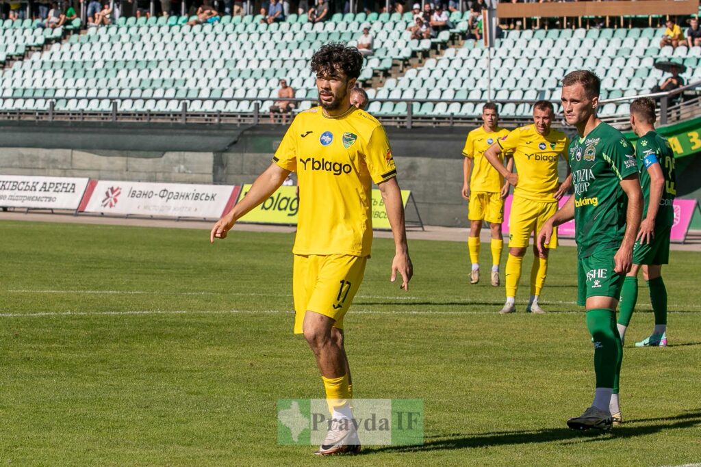 Гравці у жовтій та зеленій формі на полі
