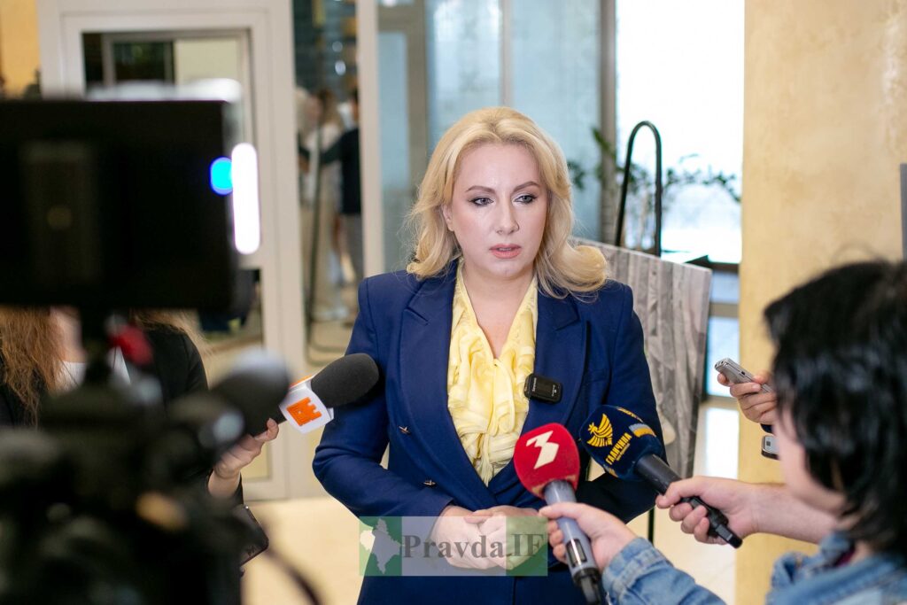 Жінка в інтерв'ю з журналістами.