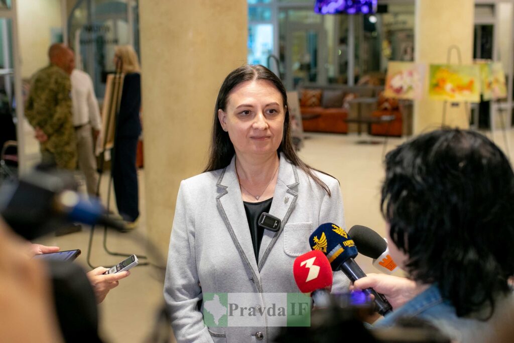 Жінка дає інтерв'ю журналістам