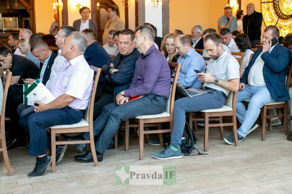 Люди сидять на зустрічі в залі