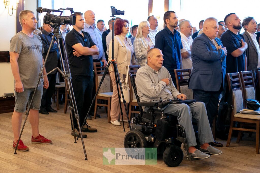 Група людей на офіційному заході у приміщенні.
