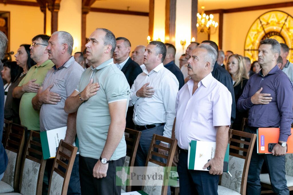 Люди стоять з правою рукою на серці.