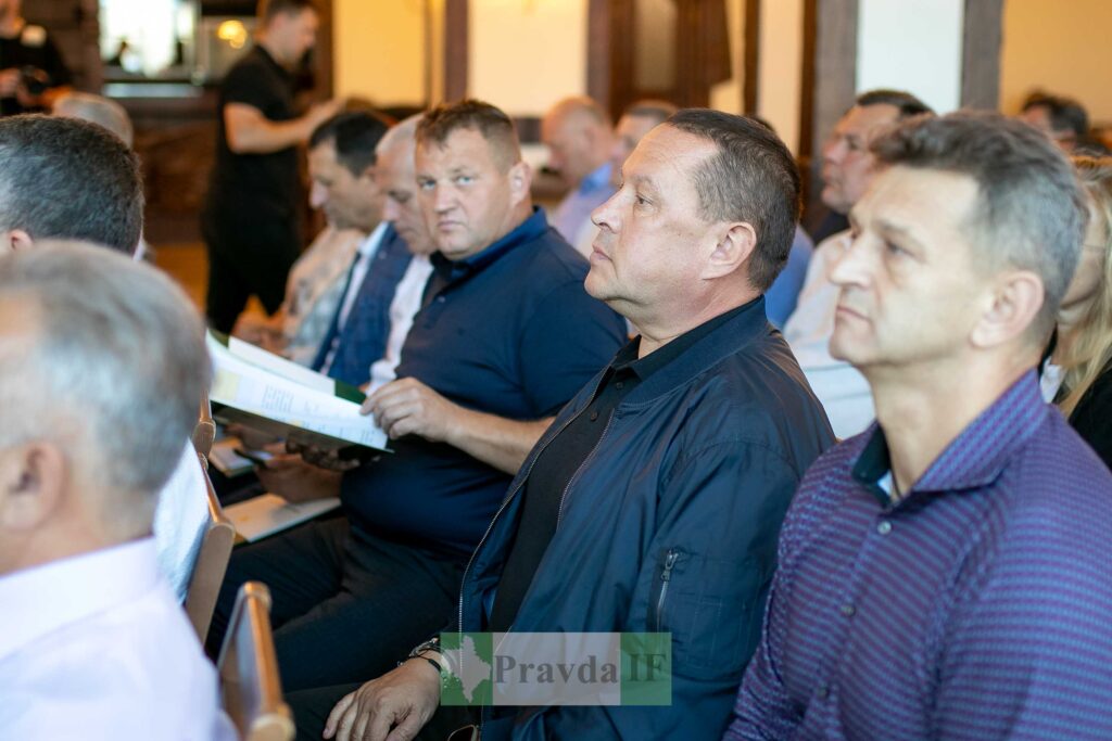 Люди на конференції, чоловіки у залі