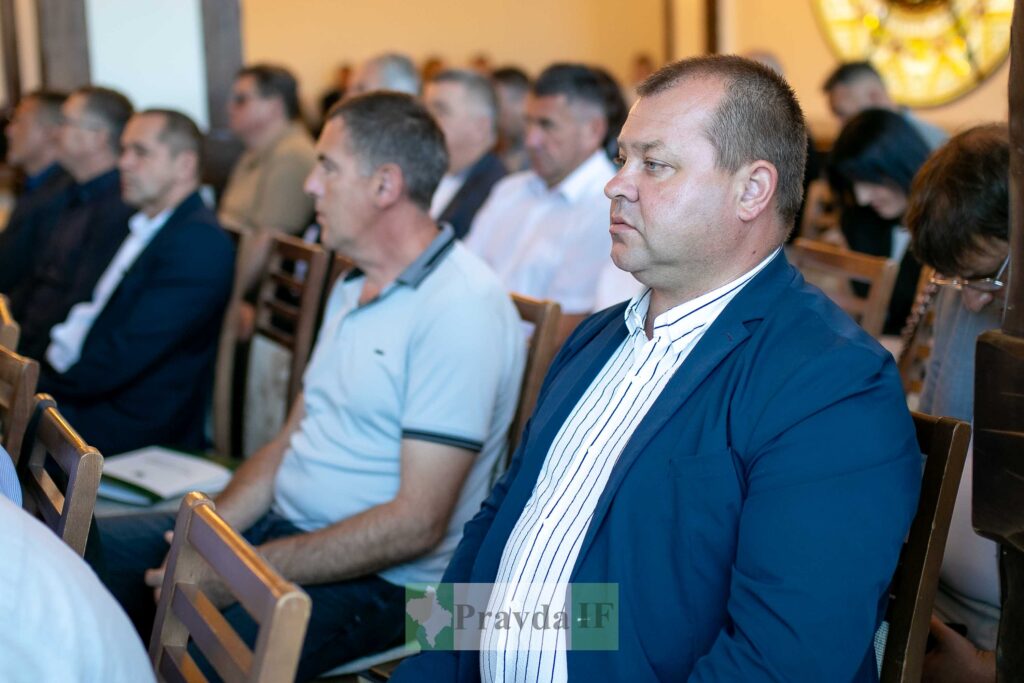 Люди слухають лекцію у залі