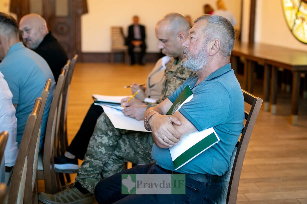 Учасники обговорення на нараді з військовими