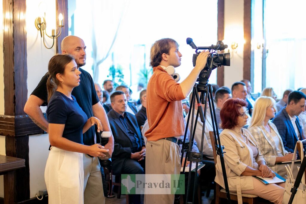 Фотографи та оператор на конференції в залі