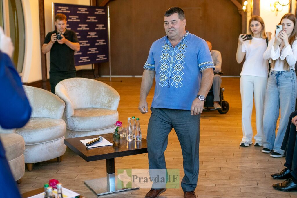 Людина у вишиванці на конференції.