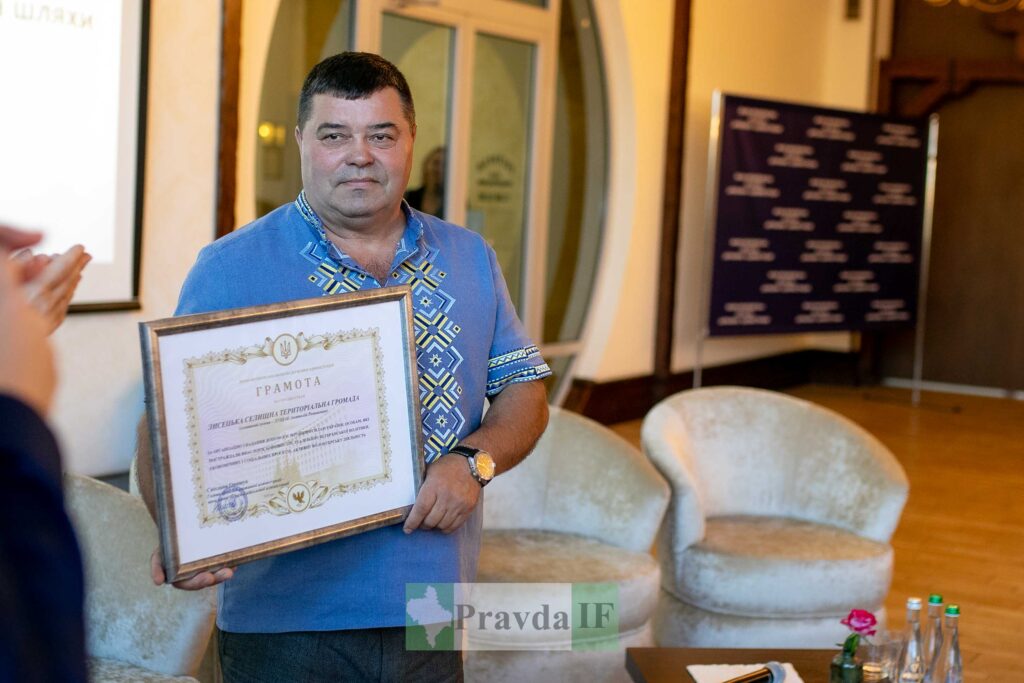 Чоловік з нагородою у вишиванці