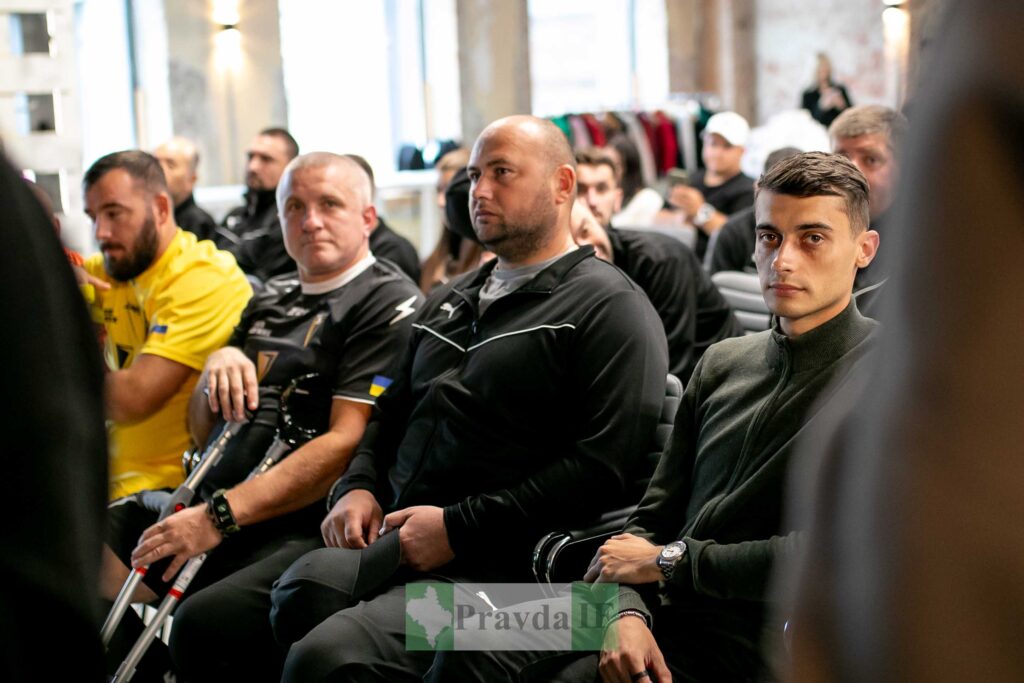 Люди на конференції у залі.